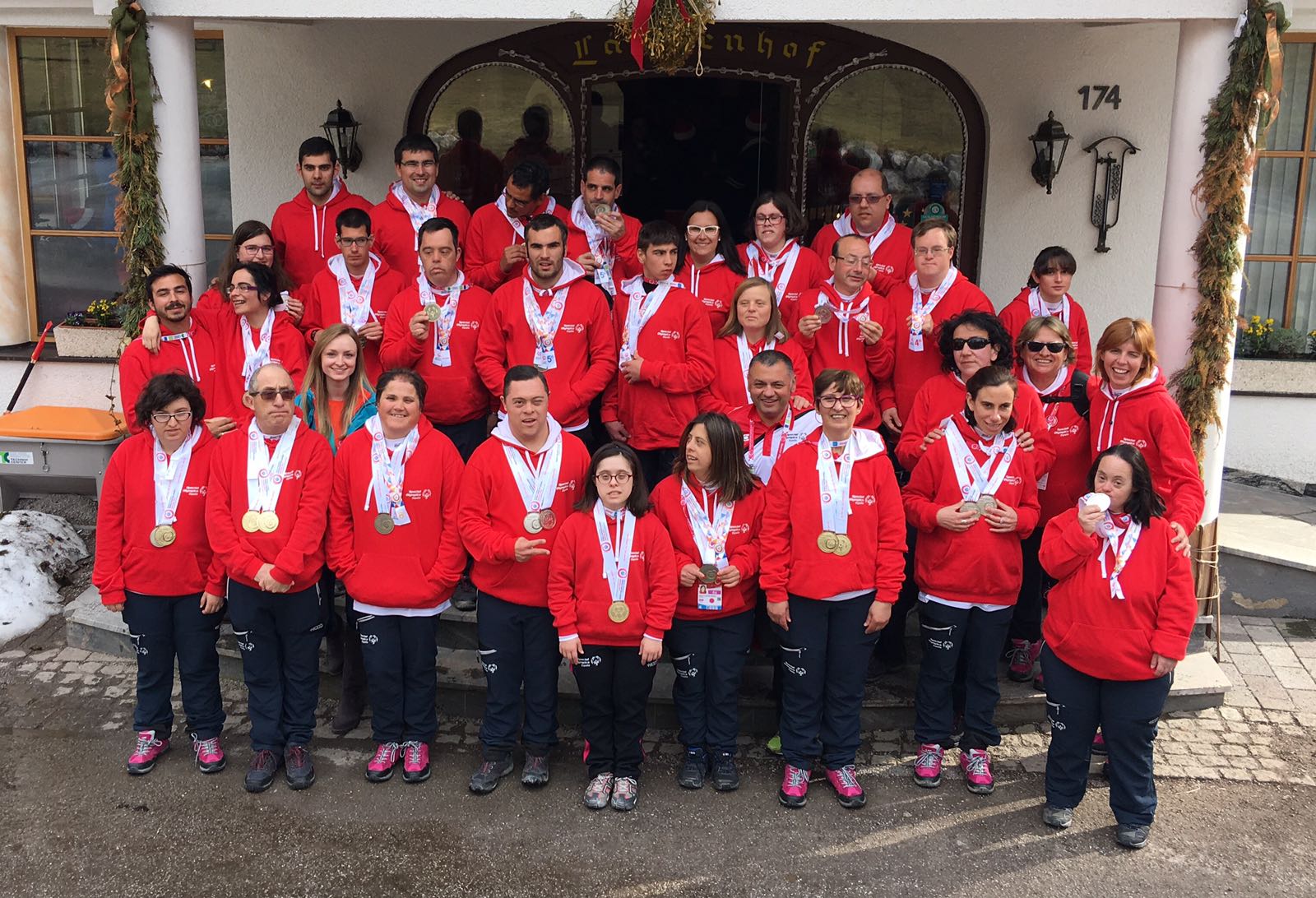 Delegación española con sus medallas